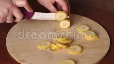 在切割板上切香蕉的女人特写。